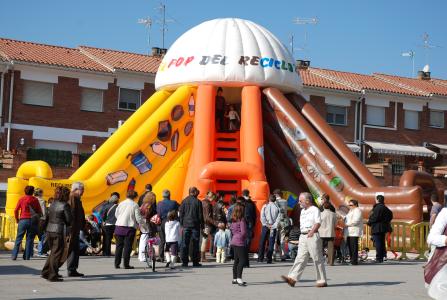 Grans i petits gaudeixen de la festa de les 3R -Imatge 1-