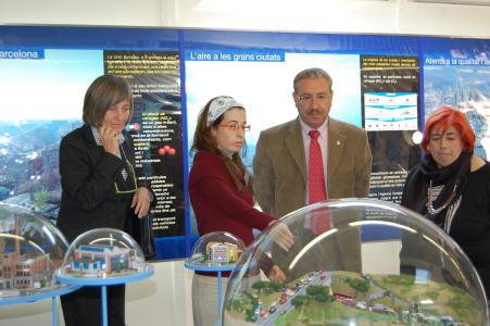 L'AmbiBus aparca a la plaça de Joan Abad -Imatge 1-