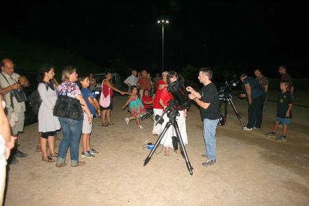 Mig centenar de persones gaudeixen de l'astronomia al parc dels Pinetons -Imatge 1-