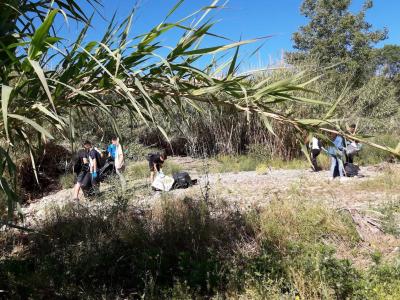 Uns 150 alumnes recullen 16 sacs de deixalles de la llera del riu pel Clean Up Day -Imatge 1-