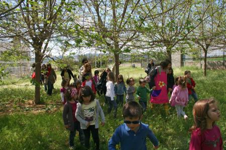 Una vintena de famílies gaudeixen de contes al parc dels Pinetons -Imatge 1-