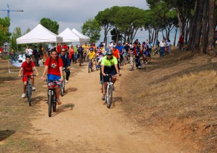 Una vuitantena de persones pedalen en contra del canvi climàtic -Imatge 1-