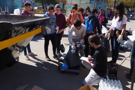 Un centenar de voluntaris netegen la llera del riu Ripoll -Imatge 1-