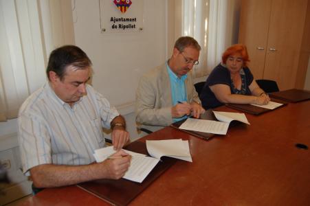 L'Ajuntament de Ripollet renova el conveni del reciclatge d'oli dels comerços locals -Imatge 1-