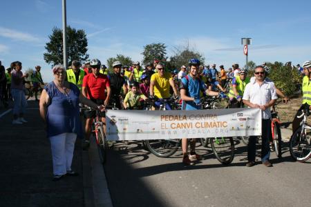 Més d'un centenar de ciclistes participen a la Pedalada contra el canvi climàtic -Imatge 1-