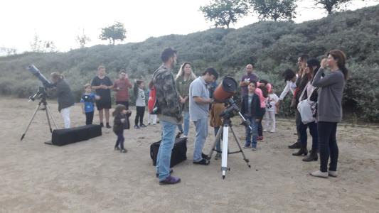 Un total de 48 persones participen a l'observació astronòmica de Casa Natura -Imatge 1-