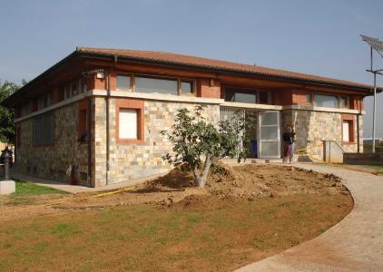 Plantada d'arbres autòctons a la Casa Natura -Imatge 1-