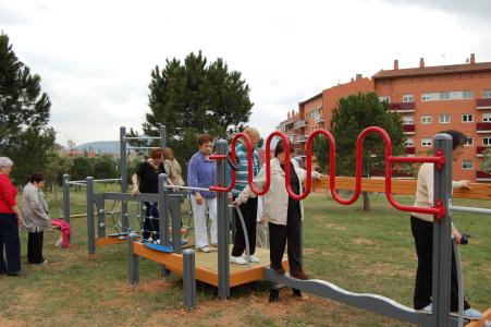 Instal·lada una estructura per a la gent gran perquè faci exercici al parc dels Pinetons -Imatge 1-