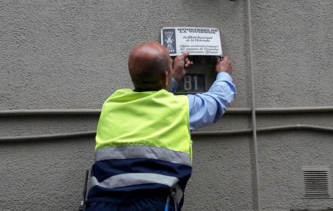 Finalitza la retirada de la simbologia franquista dels edificis de Ripollet -Imatge 1-