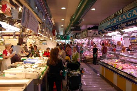 El Mercat Municipal reparteix vals de descompte de 5 euros -Imatge 1-