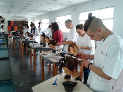 Obertes les inscripcions per a cursos formatius per a joves d'imatge personal i de serveis d'oficina -Imatge 1-