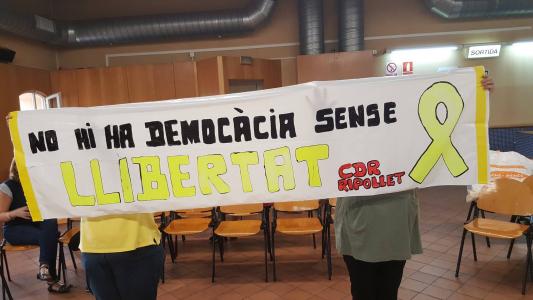 Una vintena de persones del CDR Ripollet ocupen l'Ajuntament -Imatge 1-