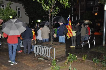 Unes 60 persones es concentren a Ripollet contra les imputacions de Mas, Ortega i Rigau pel 9N -Imatge 1-