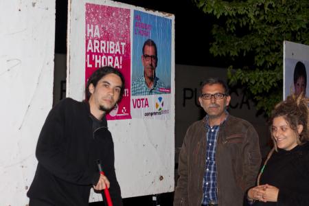 Municipals 2011<br>Enganxada de cartells del CpR -Imatge 1-