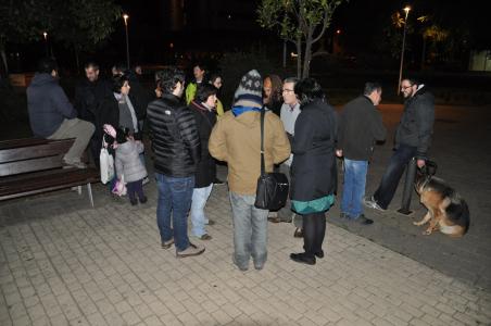 Una vintena de persones es concentra a l'Ajuntament sota el lema #MasDeixaPas -Imatge 1-