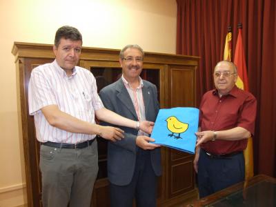 L'Alcalde de Ripollet lliura la bandera del municipi al Jutjat de Pau -Imatge 1-