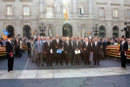 Ripollet lliura al president de la Generalitat la moci en suport de la consulta -Imatge 1-