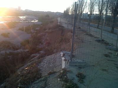 Noves Generacions de Ripollet critica l'estat del vial de vianants que voreja el riu Ripoll -Imatge 1-