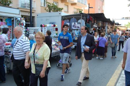 El diputat del PP Daniel Serrano visita el mercat setmanal en el marc de la precampanya electoral -Imatge 1-