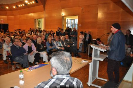 Lluís Llach omple la Sala d'Actes del Centre Cultural per parlar de la independència de Catalunya -Imatge 1-