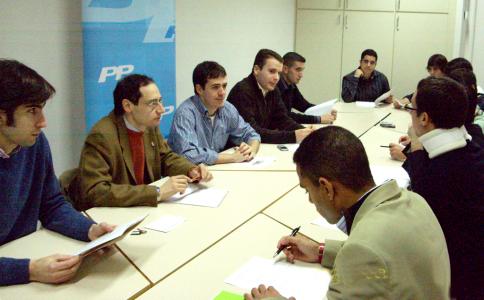 Les Noves Generacions del Partit Popular de Ripollet debaten sobre l'habitatge -Imatge 1-