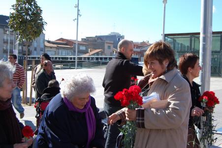 La diputada socialista Isabel López de campanya a Ripollet -Imatge 1-