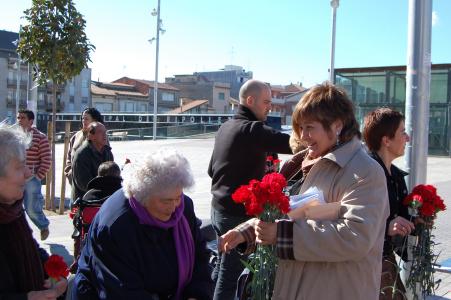 La diputada socialista Isabel Lpez de campanya a Ripollet -Imatge 1-