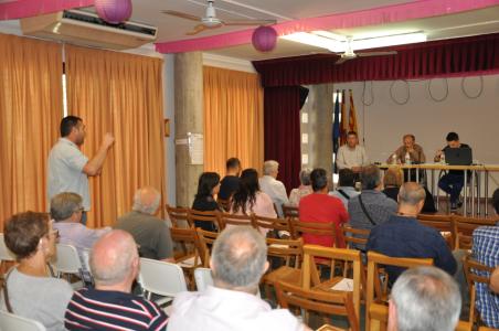 Veïns, entitats i Ajuntament parlen en assemblea de com millorar el carrer de Balmes -Imatge 1-