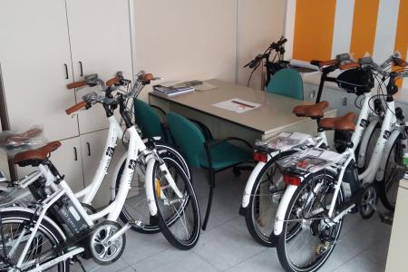 L'Àrea Metropolitana de Barcelona dóna quatre bicicletes elèctriques a l'Ajuntament de Ripollet -Imatge 1-