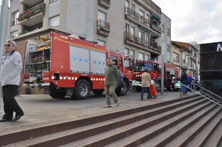 Un curtcircuit provoca el desplegament dels serveis d'emergències  -Imatge 1-
