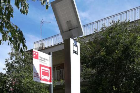 S'instal·len pals il·luminats amb panells solars a les parades del bus nocturn -Imatge 1-