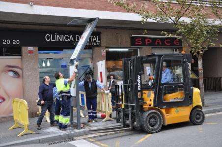 Es trasllada una parada de bus de la rambla de Sant Jordi -Imatge 1-