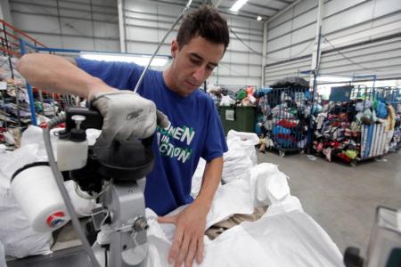 Ripollet va reciclar 19,5 tones de roba durant 2014 -Imatge 1-