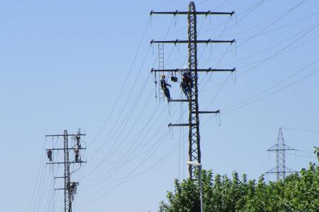 Endesa renova l'aïllament d'una línia de mitja tensió entre Ripollet i Cerdanyola -Imatge 1-