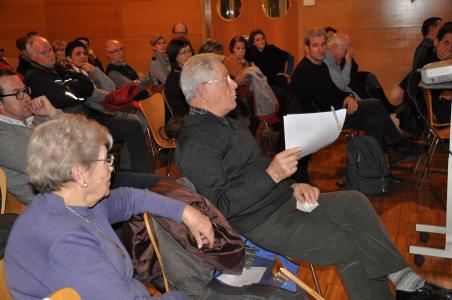 Els problemes de circulació i d'aparcament centren el debat de l'assemblea veïnal del centre -Imatge 1-