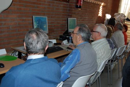 La Gent Activa realitza un taller d'iniciació a la informàtica al barri de Can Mas -Imatge 1-