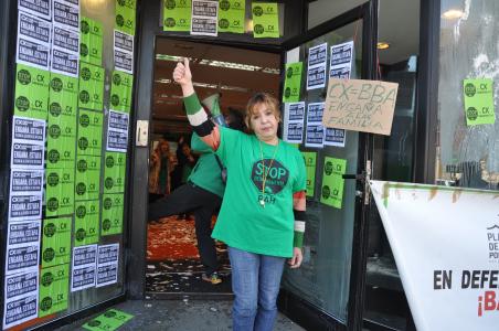 La PAH inicia una acció de protesta per trobar una solució per a la María Ángeles -Imatge 1-