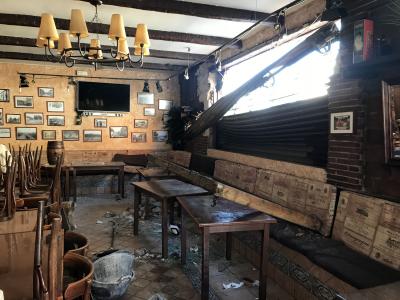 Un accident d'un camió d'escombraries causa dos ferits lleus i danys a la façana de la Pizzeria Egi -Imatge 1-