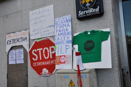 La Plataforma d'Afectats per la Hipoteca es concentra a l'oficina de Bankia -Imatge 1-