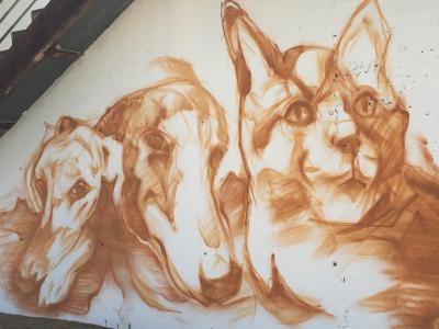 L'artista Sake ink pinta a Ripollet un mural per l'adopció i l'estima als animals -Imatge 1-