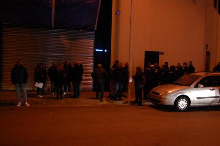El PSC i SOM Ripollet es concentren davant la nova sala de jocs -Imatge 1-