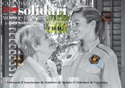 Els veïns de Sant Andreu col·laboren en la venda del calendari solidari dels Mossos d'Esquadra -Imatge 1-