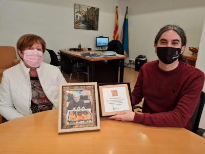 L'alcalde fa entrega de la placa commemorativa a una ripolletenca centenària -Imatge 1-
