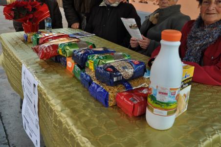 El Centro Aragonés entrega 350 kg d'aliments a Càritas recollits durant la seva campanya solidària  -Imatge 1-