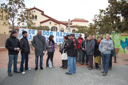 Diversos col·lectius socials es concentren davant l'Oficina de Treball -Imatge 1-
