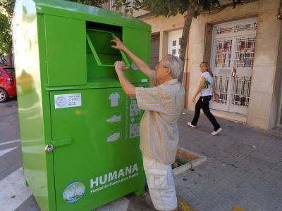 Ripollet signa un conveni amb Humana d'instal·lació d'onze contenidors per a roba usada -Imatge 1-