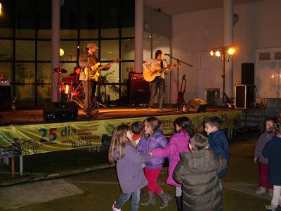 Els Zancada actuen davant d'un nombrós públic -Imatge 1-