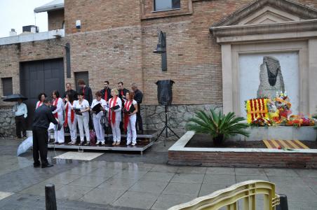 Ripollet celebra la Diada amb normalitat però sota la pluja -Imatge 1-