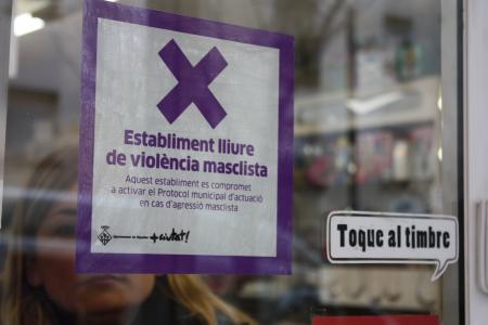 Es reparteixen els primers identificadors de la nova xarxa de punts segurs de violència masclista -Imatge 1-