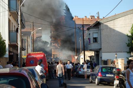 Espectacular incendi al carrer de Rocabruna amb Joan Miro -Imatge 1-